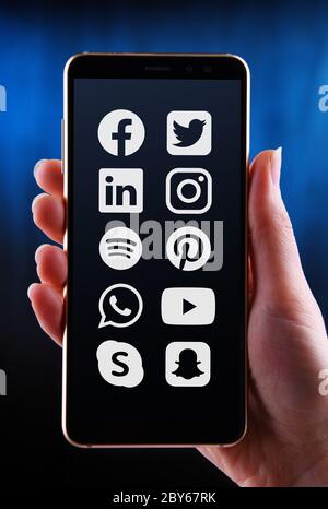 POZNAN, POL - 21. MAI 2020: Hände halten Smartphone mit Logos von beliebten Social-Media-Plattformen Stockfoto