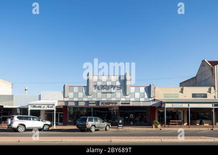 Broken Hill Australien 2. Dezember 2019 : ein Art-Deco-Geschäft in der Hauptstraße von Broken Hill, NSW Stockfoto