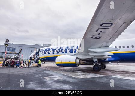 Boeing 737-8AS Ryanair Flugzeug auf dem Flughafen Edinburgh im Ingliston Bereich der Stadt Edinburgh, Schottland, Großbritannien Stockfoto