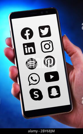 POZNAN, POL - 21. MAI 2020: Hand halten Smartphone zeigt Logos von beliebten Social-Media-Plattformen Stockfoto