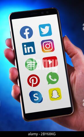 POZNAN, POL - 21. MAI 2020: Hand halten Smartphone zeigt Logos von beliebten Social-Media-Plattformen Stockfoto