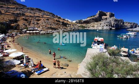 Leute am Strand von Lindos Rhodes Griechenland Stockfoto