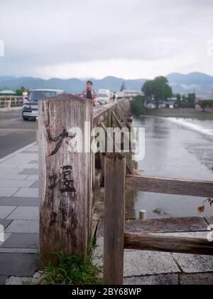 Togetsu Kobashi Brücke am Katsura Fluss in Arashiyama, Kyoto, Japan. Stockfoto