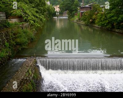 Katsura River im historischen Arashiyama Distrikt in Kyoto, Japan. Stockfoto