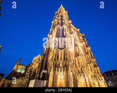 Straßburger Kathedrale oder die Kathedrale unserer Lieben Frau von Straßburg bei Nacht beleuchtet. Elsass, Frankreich Stockfoto