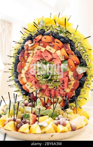 Verschiedene frische Früchte auf Hochzeit buffet Tisch Stockfoto