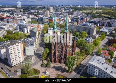 Luftaufnahme im Stadtteil Praga Polnoc in Warschau, Polen mit der Kathedrale des Heiligen Erzengels Michael und des Heiligen Märtyrers Florian Stockfoto