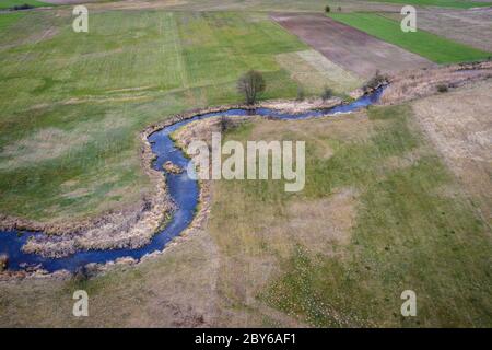 Luftaufnahme während der Forellensaison mit dem Belczac Fluss, dem kleinen Flussarm des Liwiec Flusses in WeGrow County, Polen Stockfoto