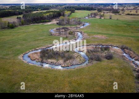 Luftaufnahme während der Forellensaison mit dem Belczac Fluss, dem kleinen Flussarm des Liwiec Flusses in WeGrow County, Polen Stockfoto