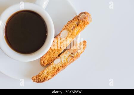 Frisch gebackene italienische Cantucci mit Mandeln und einer Tasse Kaffee. Toskanische Biscotti. Traditionelle Cantuccini. Hausgemachte italienische Süßigkeiten Kekse (Kekse). Stockfoto