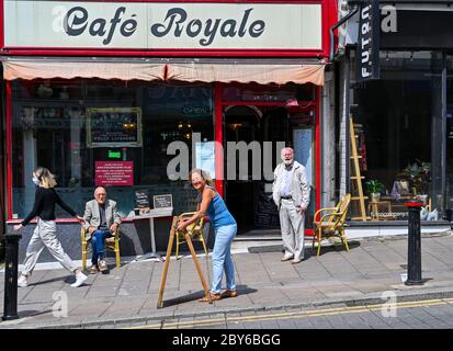 Brighton UK 9. Juni 2020 - Diese Kunden und Cafe Royale Besitzer in Preston Street Brighton sind glücklich, da mehr nicht wesentliche Geschäfte und Cafés während Lockerung der Sperrbeschränkungen in der Coronavirus COVID-19 Pandemie Krise wieder öffnen. Kredit: Simon Dack / Alamy Live Nachrichten Stockfoto