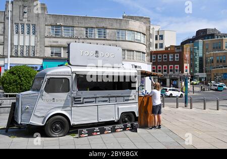 Brighton UK 9. Juni 2020 - der Top Dog Gourmet Hot Dog Fast Food Van wird in Brighton mit einem Anstrich versehen, da sich nicht unbedingt erforderliche Geschäfte und Cafés darauf vorbereiten, während der Lockerung der Sperrbeschränkungen in der Coronavirus COVID-19 Pandemiekrise wieder zu öffnen. Kredit: Simon Dack / Alamy Live Nachrichten Stockfoto