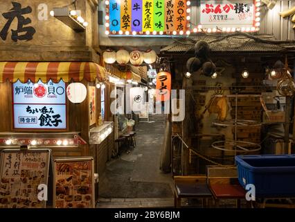 Kleine Restaurants und ein japanischer Pub oder Izakaya in der Hintergasse des Yurakucho-Viertels, Tokio, Japan bei Nacht. Stockfoto