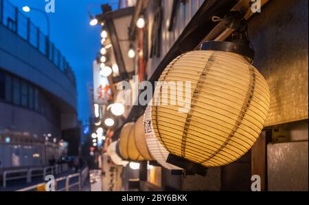 Traditionelle japanische Papierlaternen, die abends in einem kleinen Restaurant in Yurakucho in der Gasse in Tokio, Japan, hängen. Stockfoto