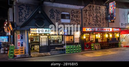 Kleine Restaurants und ein japanischer Pub oder Izakaya in der Hintergasse des Yurakucho-Viertels, Tokio, Japan bei Nacht. Stockfoto