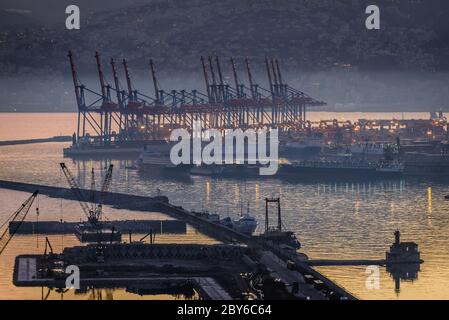 Morgenansicht mit Kranichen im Hafen von Beirut in Beirut, Libanon Stockfoto