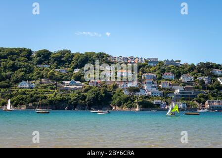 Salcombe, Devon, Großbritannien. Segelboote an einem Sommertag auf der Kingsbridge Mündung. Stockfoto