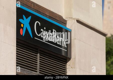 Madrid, Spanien - 18. Mai 2020: Hauptfassade am Eingang zum Bankbüro der CaixaBank im Retiro-Viertel. Stockfoto