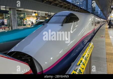 Hochgeschwindigkeitszug shinkansen am Bahnhof Tokio. Stockfoto