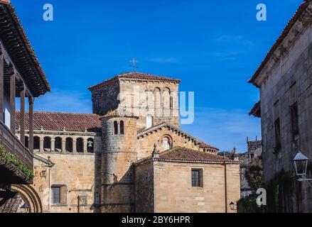 Romanisches Kollegiatstift und Kreuzgang von Santa Juliana in der historischen Stadt Santillana del Mar in Kantabrien in Spanien Stockfoto