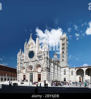 Schöne Sicht auf die Kathedrale Santa Maria del Assumption (Duomo di Siena). Siena. Toskana. Italien. Stockfoto