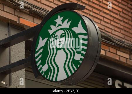 Madrid, Spanien - 19. Mai 2020: Das Schild befindet sich über dem Eingangsbereich des Starbucks Coffee Shop, in der Conde de Peñalver Straße, in der Salamanca DIS Stockfoto