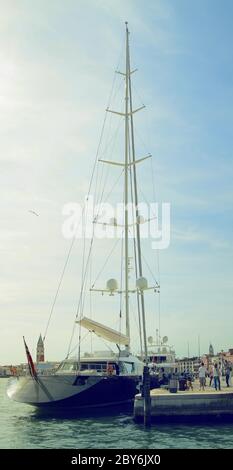 Schöne Yacht, die an der Anlegestelle am Schiavoni-Ufer (Riva degli Schiavoni) festgemacht ist. Venedig. Italien. Stockfoto