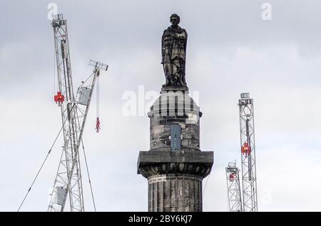 Die Statue von Henry Dundas 1. Viscount Melville auf einer 150 Meter hohen Säule, bekannt als Melville Monument, steht am St Andrews Square, Edinburgh. Stockfoto