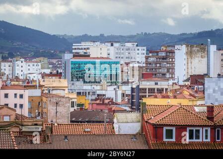 Alte und neue Gebäude in Cimavilla und historischen Stadtvierteln der Stadt Gijon in Spanien, von einem Hügel Santa Catalina aus gesehen Stockfoto