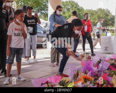 Houston, Usa. Juni 2020. Trauernde legen Blumen an einem provisorischen Denkmal außerhalb der Kirche, während sie sich aufstellen, um George Floyd an der Fountain of Praise Church in Houston, Texas am Montag, 8. Juni 2020, ihren Respekt zu zollen. George Floyd starb in Polizeigewahrsam in Minneapolis, Minnesota am 25. Mai 2020. Sein Tod löste weltweit Demonstrationen zur Bekämpfung von Rassismus und Gesetzgebung im Kongress für Reformen aus. Foto von Jemal Countess/UPI Quelle: UPI/Alamy Live News Stockfoto