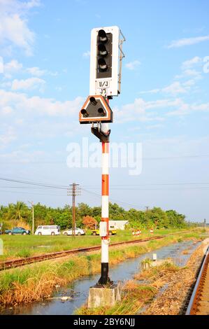 Ampel zeigt rotes Signal am Bahnhof. Bahnhof. Stockfoto