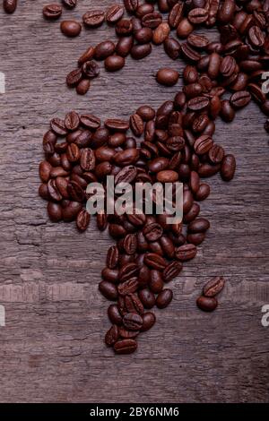 Dramatische Foto der Weltkarte aus arabisch gerösteten Kaffeebohnen auf alten Vintage-Holztisch. Stockfoto