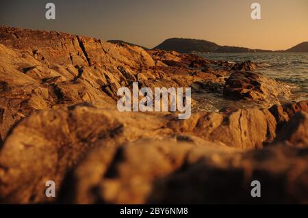 Toller Sonnenuntergang am tropischen Strand. Andamanensee. Phuket Insel. Königreich Thailand Stockfoto