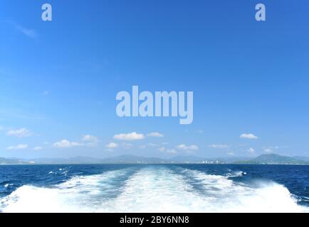 Kreuzfahrtschiff Wake oder Trail im Meer Stockfoto