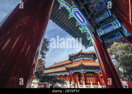 Tablet-Pavillon von der Osthalle von Shouhuang aus gesehen - Palast der Kaiserlichen Langlebigkeit im Jingshan Park in Peking, China Stockfoto