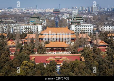 Luftbild aus dem Wanchun Pavillon auf Shouhuang - Palast der Kaiserlichen Langlebigkeit im Jingshan Park in Peking, China - Trommelturm im Hintergrund Stockfoto