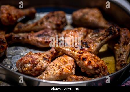 Gebratene Hähnchenschenkel in einer Pfanne. Leckere Knusprige Ofen Gerösteten Huhn Bein. Stockfoto