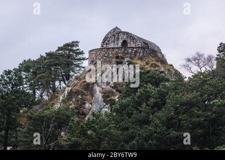 Schutzhütte neben dem Aussichtspunkt Mirador del Fito in der Sierra del Suevemountain, nördlicher Fuße des Kantabrischen Gebirges in Asturien, Spanien Stockfoto