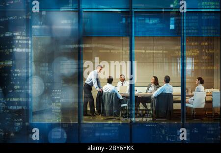 Geschäftsreisende treffen sich im HochhausKonferenzraum Stockfoto