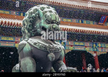 Imperialer Schutzlöwe vor Taihemen - Tor der Obersten Harmonie im Palast der verbotenen Stadt im Zentrum Pekings, China Stockfoto