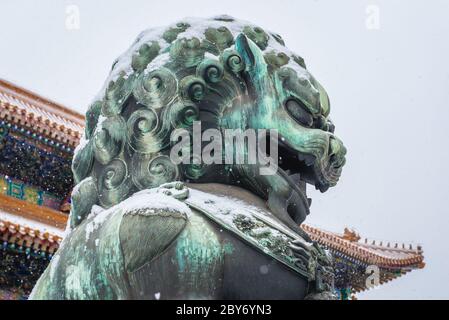 Imperialer Schutzlöwe vor Taihemen - Tor der Obersten Harmonie im Palast der verbotenen Stadt im Zentrum Pekings, China Stockfoto