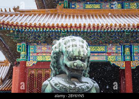 Imperialer Schutzlöwe vor Taihemen - Tor der Obersten Harmonie im Palast der verbotenen Stadt im Zentrum Pekings, China Stockfoto