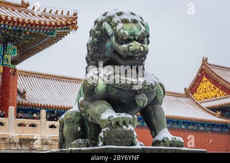 Imperialer Schutzlöwe vor Taihemen - Tor der Obersten Harmonie im Palast der verbotenen Stadt im Zentrum Pekings, China Stockfoto