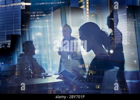 Geschäftsfrau mit digitalem Tablet in Bürohochhaus-Meetings Stockfoto