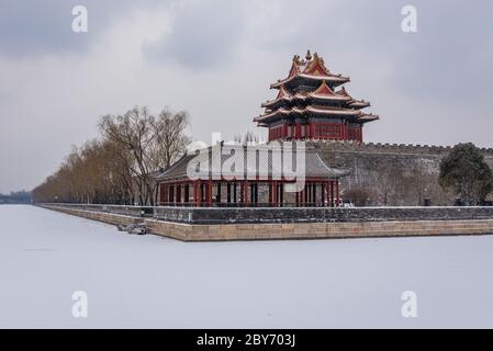 Eckturm über dem Graben um den Forbidden City Palace Komplex im Zentrum von Peking, China Stockfoto