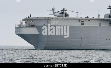 23. Juni 2016, die USS Mount Whitney (LCC-20), ein Kommandoschiff für die US Navy amphibische Kriegsführung und das zweite Blue Ridge-Klasse Schiff. Es ist nach Mount Whitney benannt und diente seit 1971 in der US-Marine und ist seit 2004 Teil des Military Sealift Command. Sie hat ihren Sitz in Gaeta, Italien und dient als Flaggschiff für den Kommandeur der 6. US-Flotte. Das Schiff verlässt Kiel während des NATO-Manövers BALTOPS mit einem Hubschrauber auf dem Deck. Weltweit verwendet Stockfoto