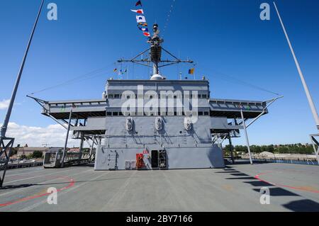 22. Juni 2019, die USS Mount Whitney (LCC-20), ein Kommandoschiff für die US Navy amphibische Kriegsführung und die zweite Blue Ridge Klasse Schiff. Es ist nach Mount Whitney benannt und diente seit 1971 in der US-Marine und ist seit 2004 Teil des Military Sealift Command. Sie hat ihren Sitz in Gaeta, Italien und dient als Flaggschiff für den Kommandeur der 6. US-Flotte. Das Schiffsdeck auf einer Besichtigungstour. Das Schiff war während des NATO-Manövers BALTOPS in Kiel. Weltweit verwendet Stockfoto