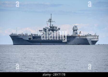 5. Juni 2020, die USS Mount Whitney (LCC-20), ein Kommandoschiff für die US Navy amphibische Kriegsführung und das zweite Blue Ridge-Klasse Schiff. Es ist nach Mount Whitney benannt und diente seit 1971 in der US-Marine und ist seit 2004 Teil des Military Sealift Command. Sie hat ihren Sitz in Gaeta, Italien und dient als Flaggschiff für den Kommandeur der 6. US-Flotte. Das Schiff verlässt Kiel während des NATO-Manövers BALTOPS. Weltweit verwendet Stockfoto