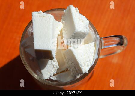 Kaltes Eis aus dem Glas, kalte und süße Milch Dessert Stockfoto