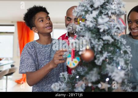 Familie schmücken Weihnachtsbaum Stockfoto